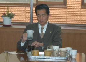 『人に優しいデザインの笠間焼きの器を見る市長（平成19年1月15日）』