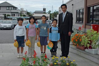 『友部小学校の児童たちと』