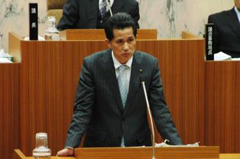 笠間市議会で答弁する山口市長