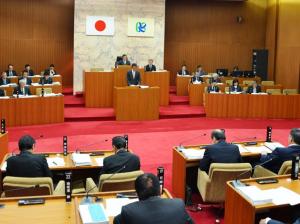 質疑応答が交わされる議場内