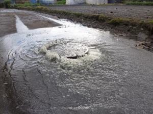 マンホールからあふれる汚水