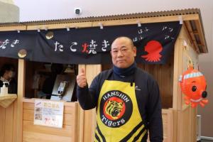 「道の駅かさま」の屋台出店する岡本隊員