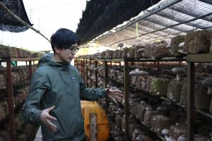 きのこ園で研修する川島隊員