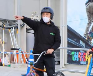 BMXの指導をする大島隊員