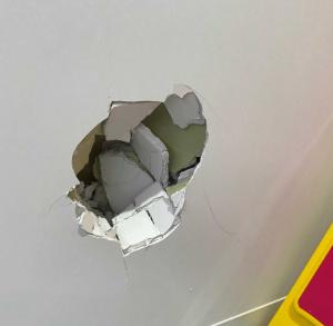 道の駅トイレ壁損傷3