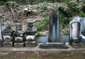 宍戸朝重供養碑と五輪石塔