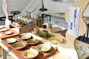 栗灰や稲田石の釉薬を使った作品の展示