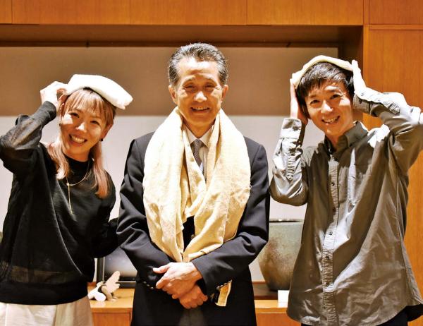 市長室を訪れたSAUNA KASAMABI オーナーの篠しのざき崎 実みすず鈴さん(左)と サウナ蓑蒸オーナーの箕みのわ輪 元はじめさん(右)