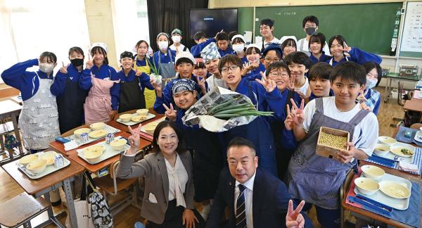 笠間中学校1年2組で行った交流給食での記念撮影(写真前列左から、長谷川さん、河原井さん)