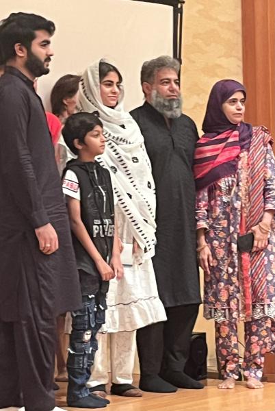 レハンさん（写真右）と家族