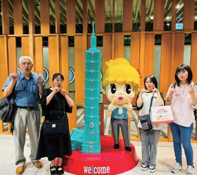 台北101 の模型の前で