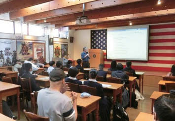 大学の先生から活動の流れの説明