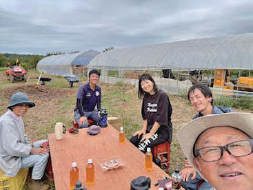 「みんなで農活Day」休憩時間は何気ない話に花が咲きます