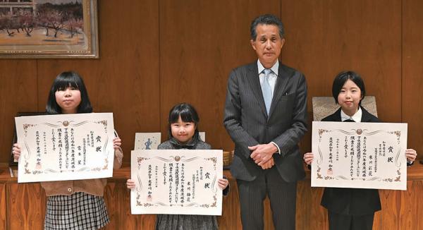 （左から）宮本さん、米川（柚）さん、山口市長、米川（彩）さん