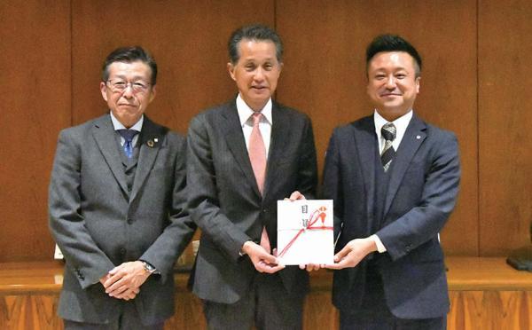 (左から)株式会社筑波銀行 高田 上席執行役員、 山口市長、株式会社レジデンシャル不動産 内田 代表取締役