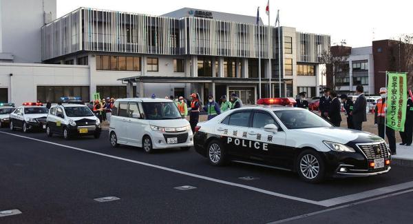 出発宣言のあと、パトロール車が市内のパトロールに出発しました