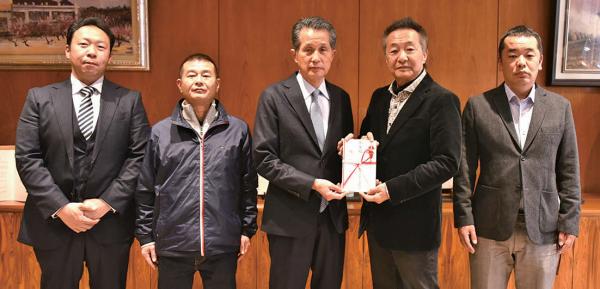 （左から）笠間市管工事組合の根本さん、青柳さん、 山口市長、市毛さん、深作さん