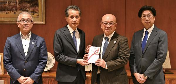 (左から)常陽銀行友部支店 大友支店長、山口市長、 株式会社新茨中 花井 代表取締役社長、石井 常務取締役