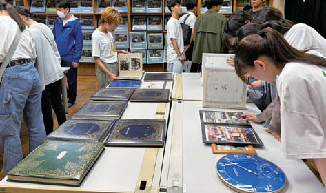 旧東中学校を見学する様子