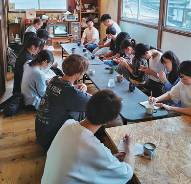 カフェ「まちのベンチ」を見学する様子