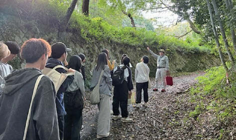 笠間城跡を見学する様子