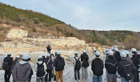 石を切り出す現場を見学する様子