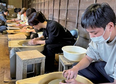 ろくろ体験をする様子