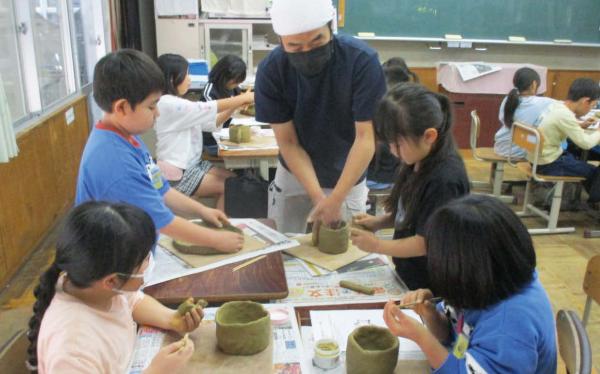 北川根小学校での陶芸教室のようす