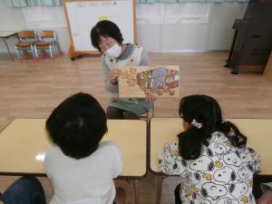 「まろん」絵本読み聞かせ1