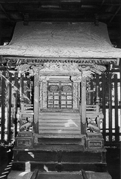 城山稲荷神社本殿(モノクロ)