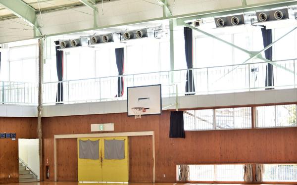 中学校体育館に空調設備を整備
